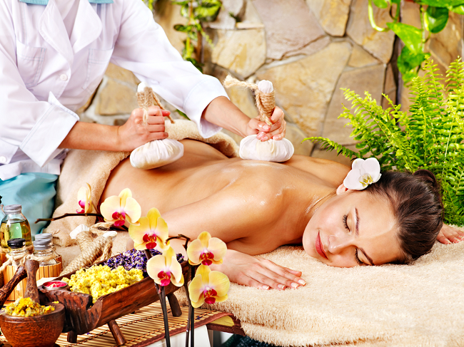 Massage thảo dược - dịch vụ không thể thiếu khi kinh doanh Spa