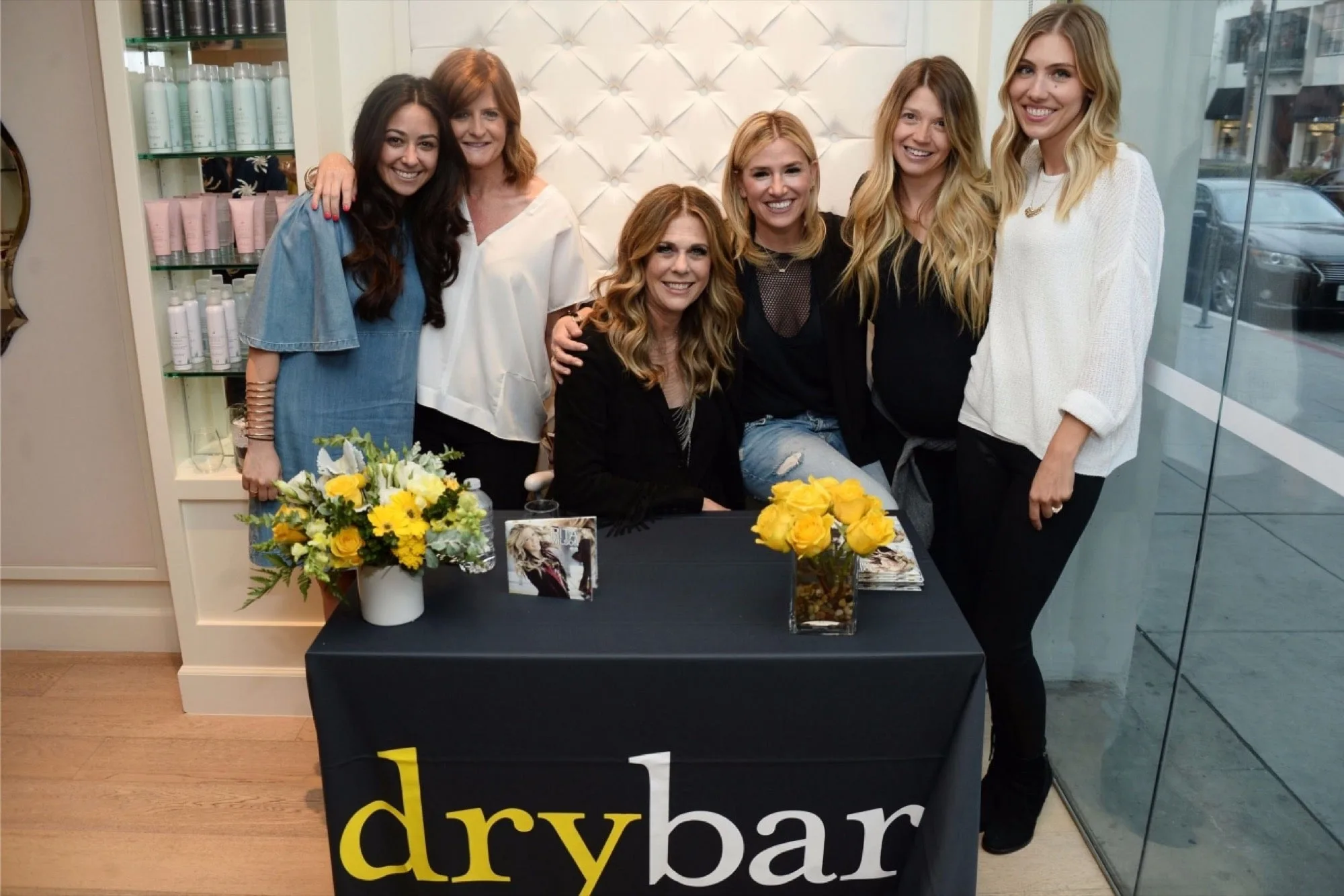 Mỗi kiểu tóc được Drybar đặt tên theo một loại cocktail, vừa độc đáo, vừa giúp khách hàng dễ dàng hình dung và lựa chọn.